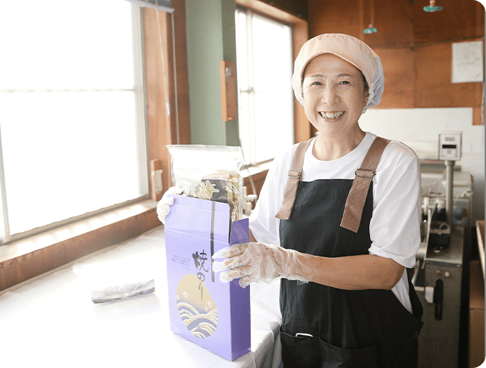 贈答用の焼き海苔をご案内する山廣海苔のスタッフ