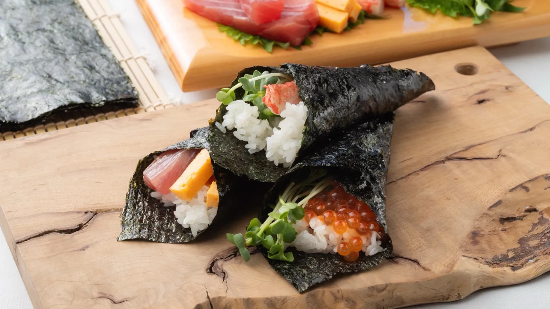 山廣海苔の焼き海苔で巻いた手巻き寿司
